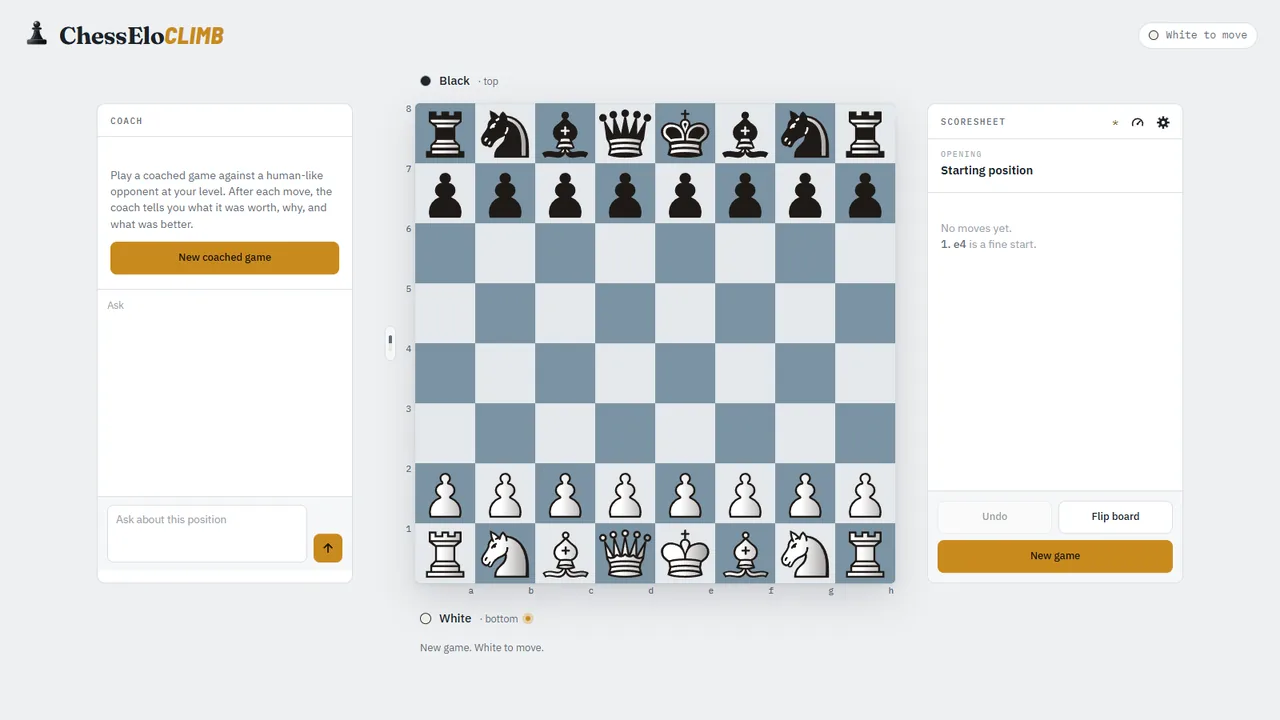 L’échiquier du coach d’échecs IA, avec le panneau du coach à gauche et la feuille de partie à droite